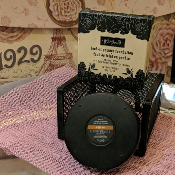 SOLD** Kat Von D Lock-it Powder Foundation - Picture 2 of 4